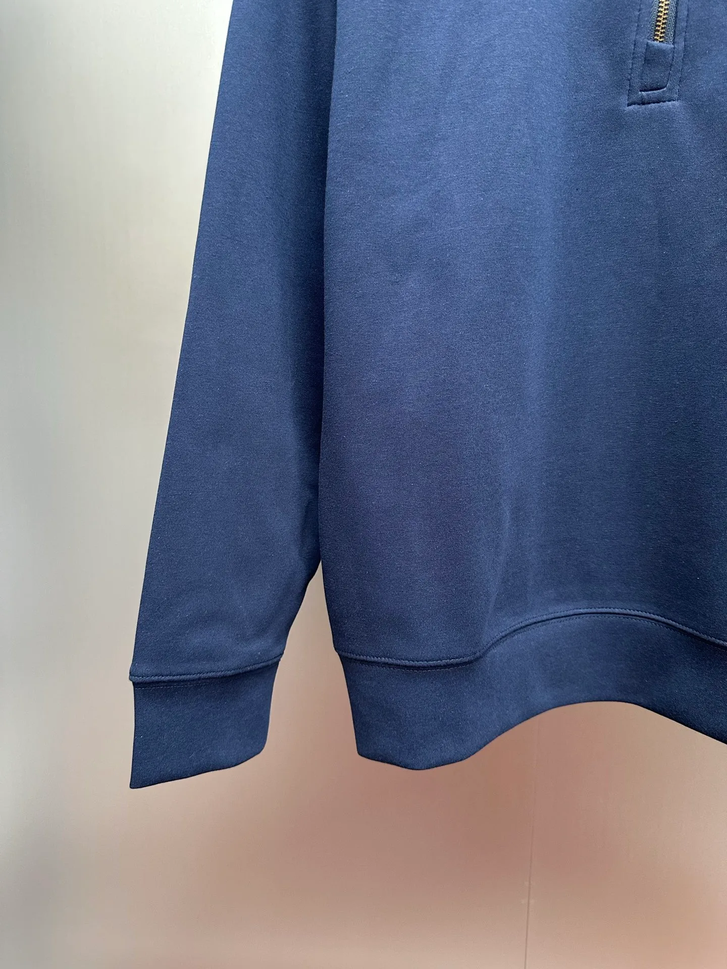 P250 Ralph Lauren/Ralph Lauren classic small logo embroidered turtleneck half-zip sweatshirt, simple and versatile ~ super delicate and soft, close to the body without being tied. Perfectly reflects the brand's sense of superiority. The cut is standard, comfortable to stretch, unrestricted in movement, and highly practical to wear. Classic and simple style, with pony embroidery pattern on the chest, imported machines, three-dimensional and full. Original Polo brass zipper, three-dimensional windproof lapels, taking into account warmth and cool lines, full of coolness, half-open lazy mode. The fit is loose, whether worn alone or layered, you can wear different styles of fashion with just one piece. Color: black, white, gray, brown, navy. Size: S-xL